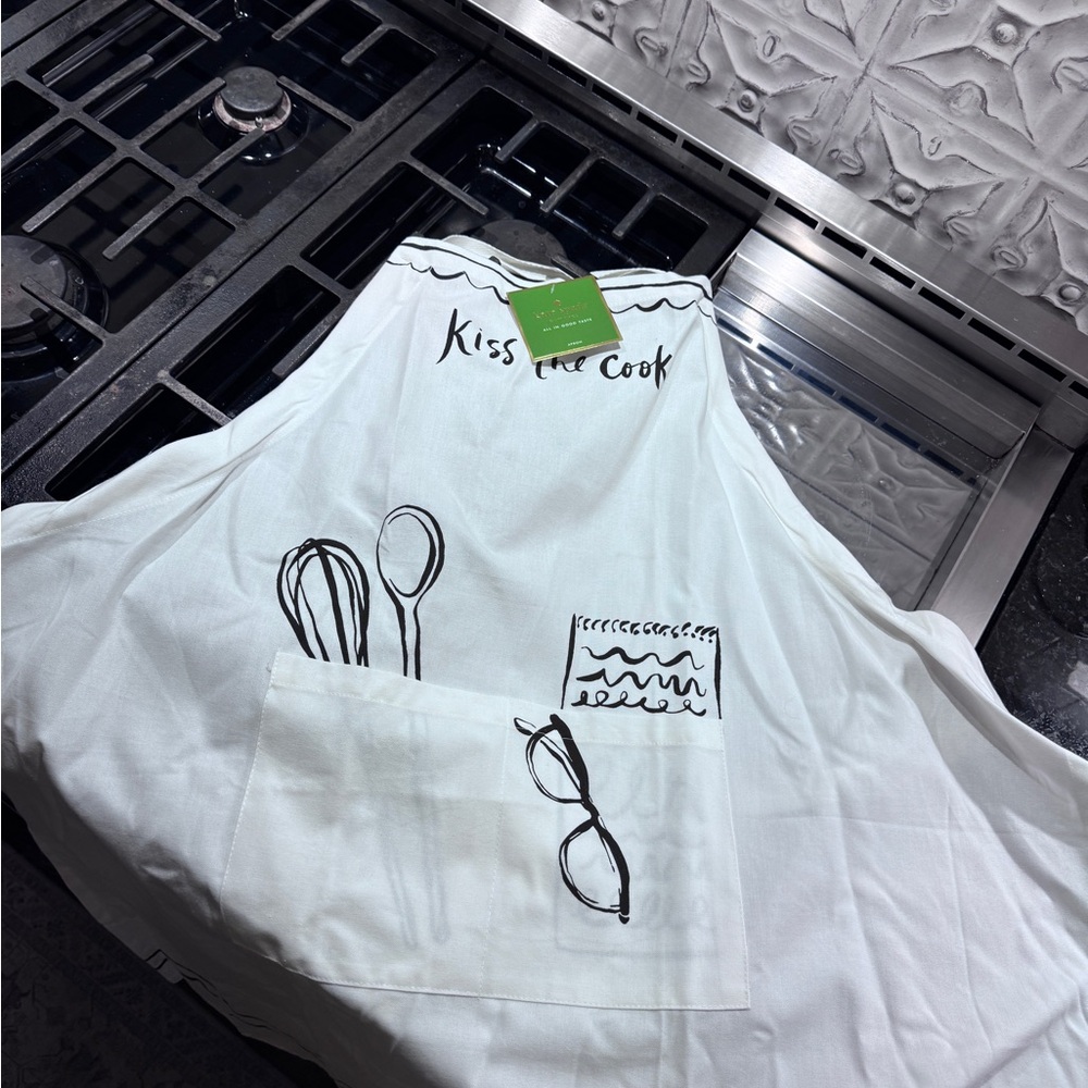 NWT Kate Spade White Apron “Kiss the Cook”